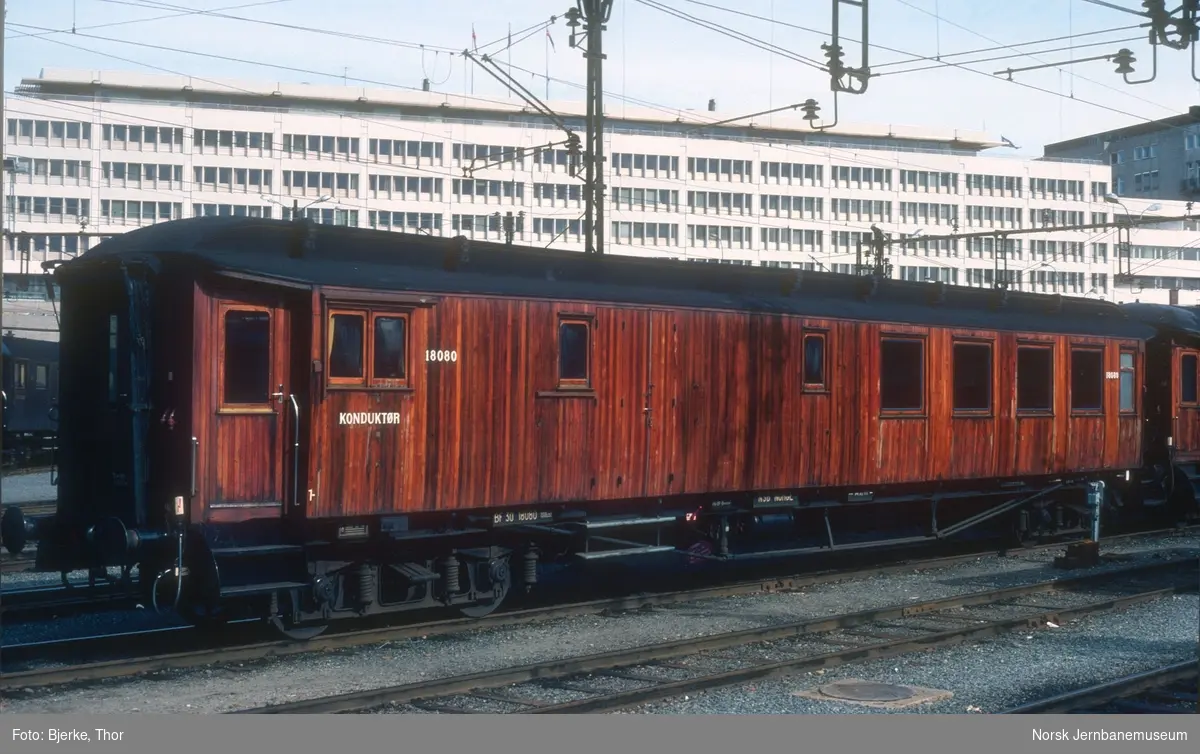 Personvogn litra BF30 nr. 18080 i togsettet til tog 555 på Oslo V