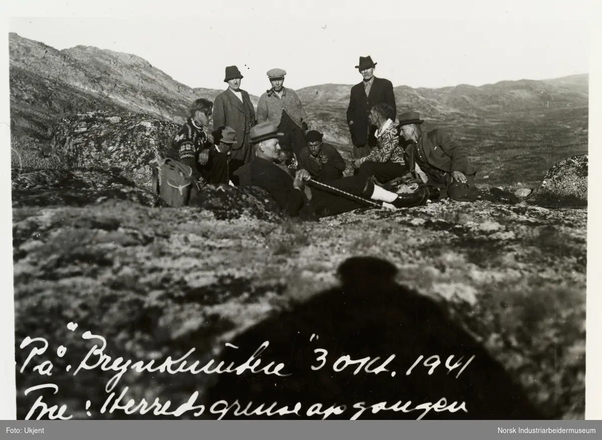 En gruppe med menn tar seg en pause i fjellheimen ved herredsgrensegangen mellom Tinn og Vinje