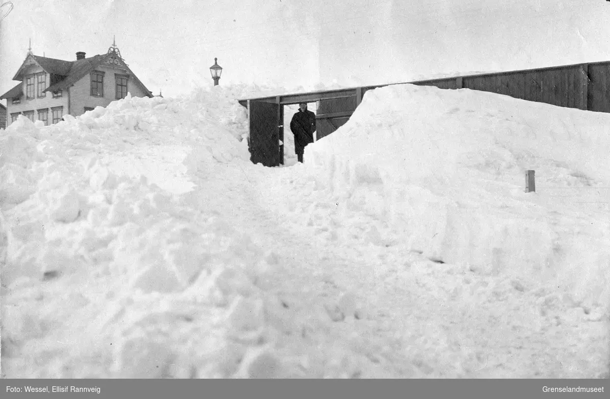 Snømengder i Vadsø 29/4-1911. Gjerdet er 4 meter høyt.