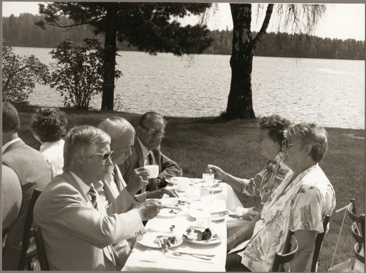 Kaffe med smörgås serverades till från vänster: Stig Nilsson, Gunnar Edlund, Gustav Pettersson, Astrid Pettersson och Fru Edlund på Nora perrong på Trafikaktiebolaget Grängesberg - Oxelösunds Järnvägar, TGOJ-dagen den 27 maj 1988.
