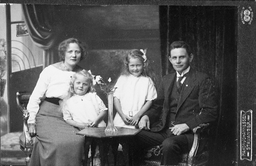Familiebilete av Guri (Gurine) f. Håland (1883 - 1939) og Eilert Tjensvoll (1878 -1974) med døtrene Ingrid Tjensvoll (1907 - 1934 - 1934) og Hannah Maria Tjensvoll (1906 - ). Døtrene er fødde i Montana. USA.