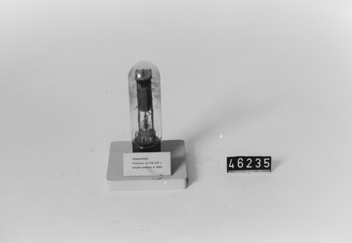 Sändarrör, 10 volt.
Telefunken D.R.P. typ RS2371, nr1872/084.