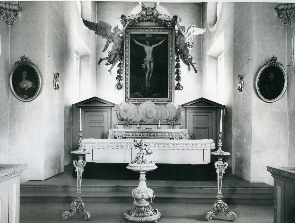 Kung Karl sn, Kungsör.
Interiör av Kung Karls kyrka, med altare, altartavla, kyrkänglar, ljusstakar, dopfunt m.m.