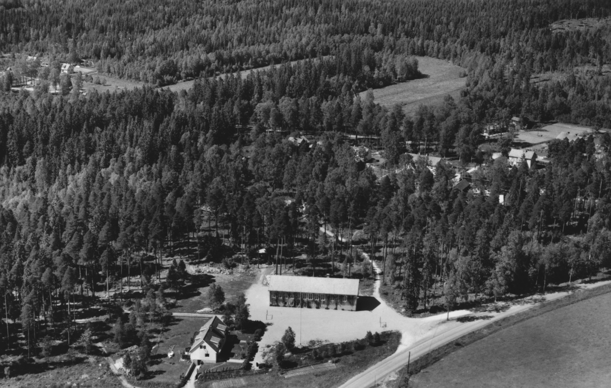 Flygfoto över Ohs Bruks skola i Värnamo Kommun, Jönköpings län. Nr: 335/1957