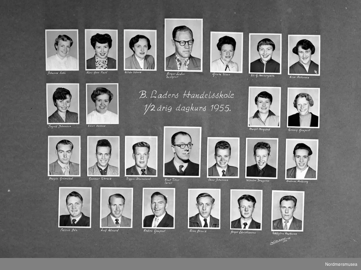 "B. Laders Handelsskole 1/2 årig dagskurs 1955". Datering er trolig mellom 1950-1960. Fotograf er Nils Williams i Kristiansund. Fra Nordmøre museums fotosamlinger.