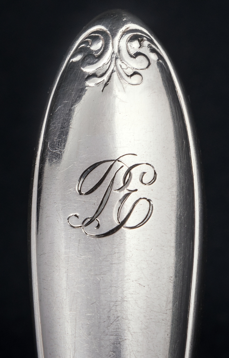 36 stycken matknivar av silver. Linjeartat ornament på skaftet. Gammelfransk modell.
Stämplad: GM D7 Kontrollstämpel, Sthlm.
Knivbladet: E. Jernmanuf. Aktiebolag, Eskilstuna.
Monogram: PE