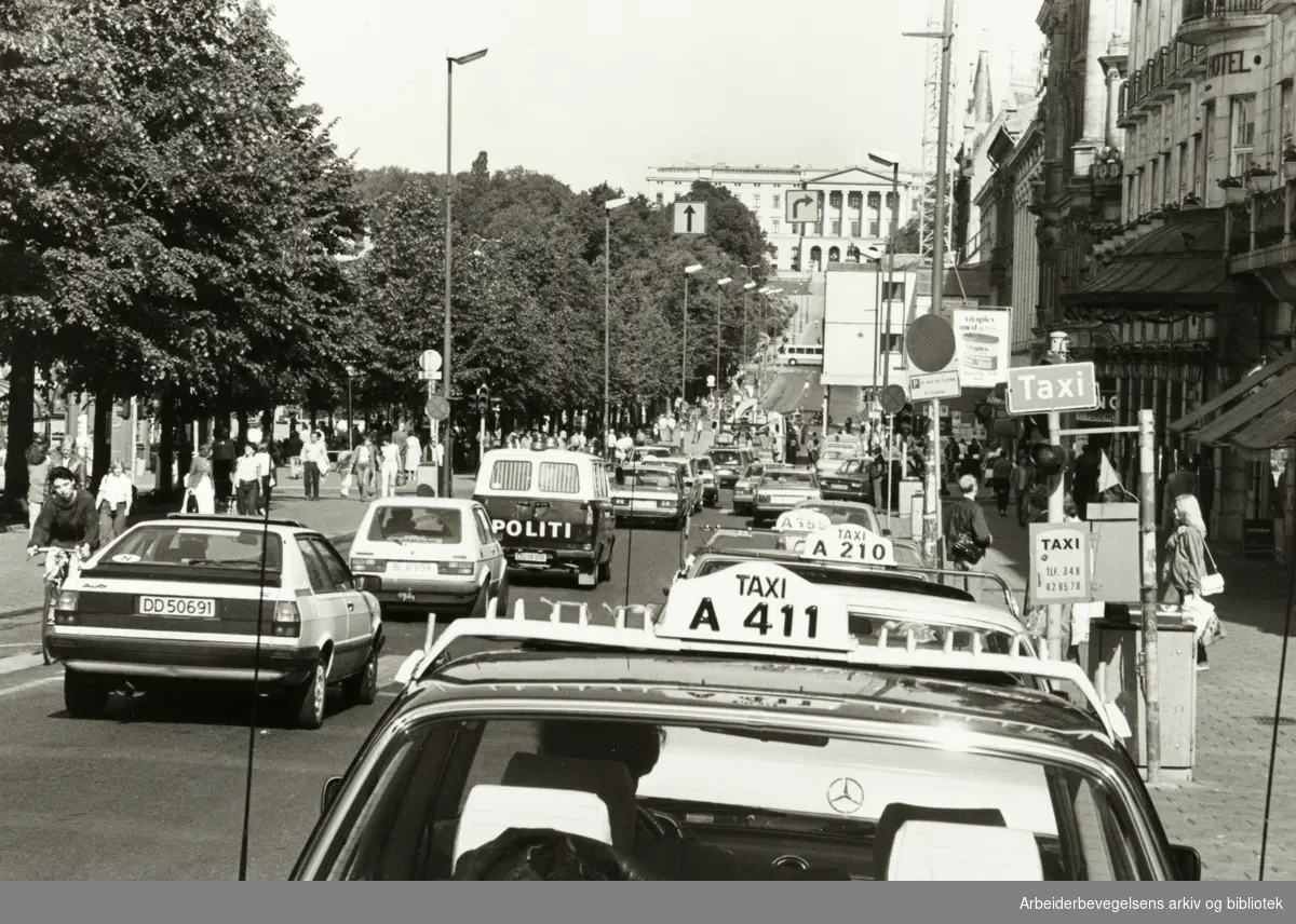 Karl Johans gate. Drosjekø. Juni 1983