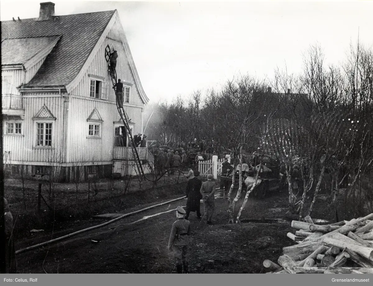 Havnefogd Nordvik sitt hus, Presteveien 24, 7. september  1940. En matte på loftet var kommet for nær røkrøret fra badeovnen i 2. etasje. Det ble ikke brann med flammer, men massiv røykutvikling. 