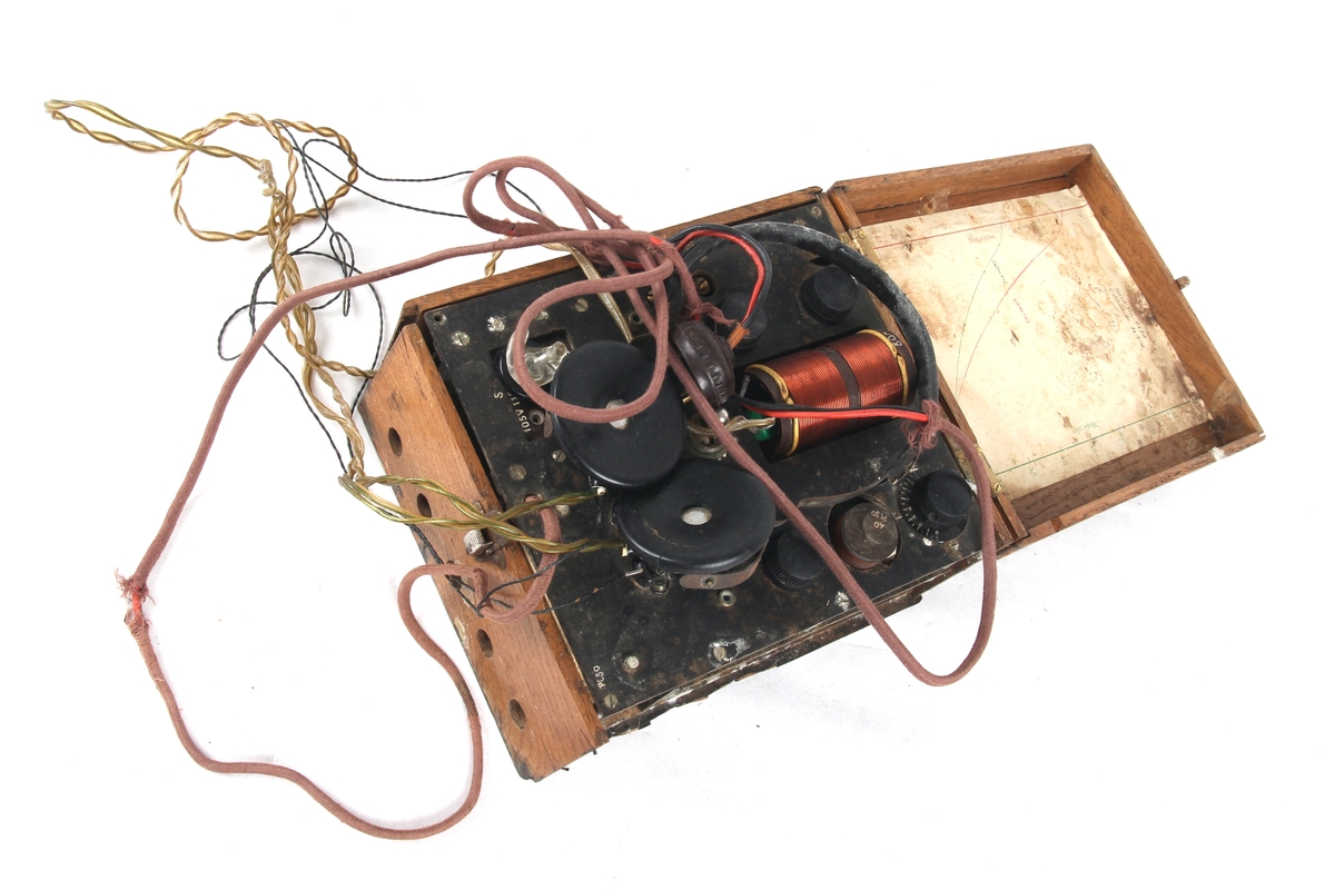 Mk VI , versjon 3: Radiosender og mottaker med hodetelefoner. Bygget inn i en treboks med hengslet lokk. Det ble brukt "coils" med 40M og 80M