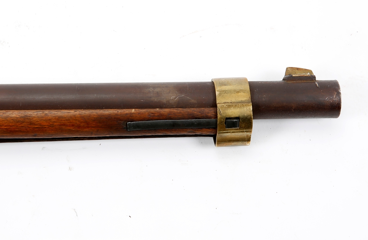 Norsk kammerlader M/1860/67 rifle. Produsert ved Kongsberg våpenfabrikk. Omgjort fra kammerlader til bruk for metallpatron etter rustmester Lunds patent i 1867. Kaliber 4``` (``` betyr linjer etter svensk regnemåte) = 12,17 mm.