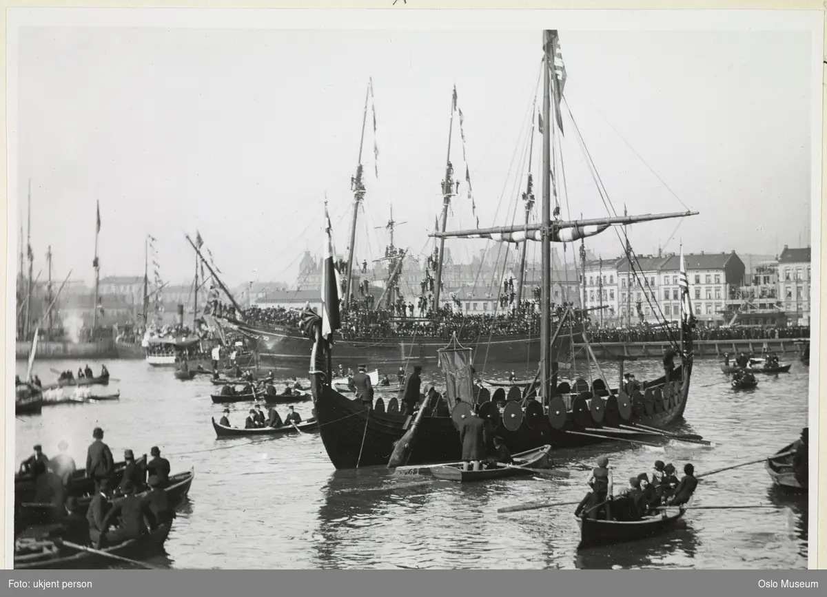 vikingskip (kopi av Gokstadskipet), avreise til Chicago, seilskip, småbåter, publikum, bygårder