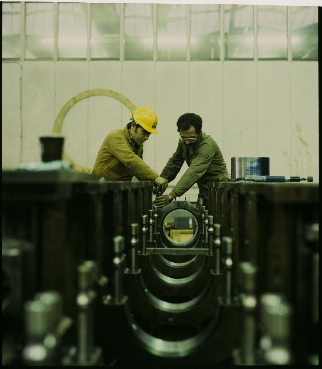 To maskiningeniører i arbeid på Haugesund Mekaniske Verksted (HMV).