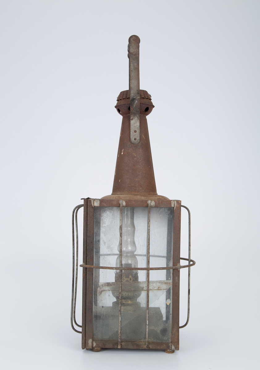 Metall lanterne med 4 glasspaneler.