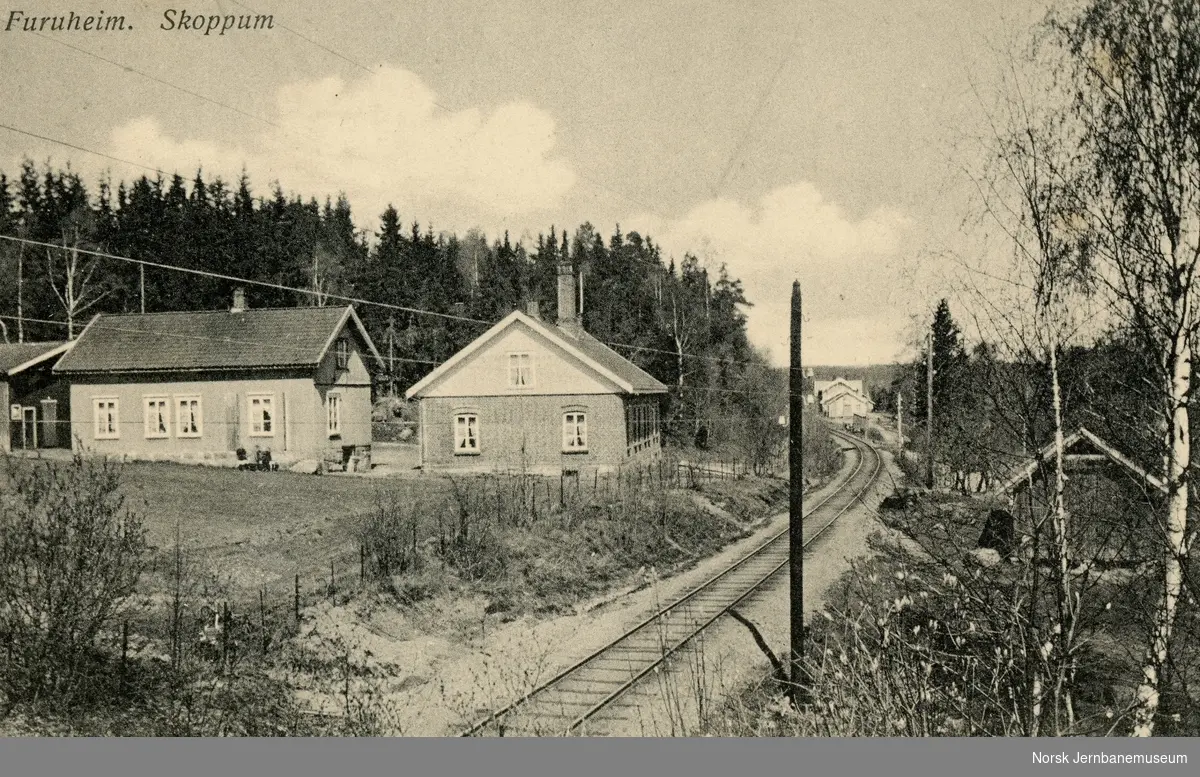 Furuheim ved Skoppum stasjon (i bakgrunnen) på Vestfoldbanen.