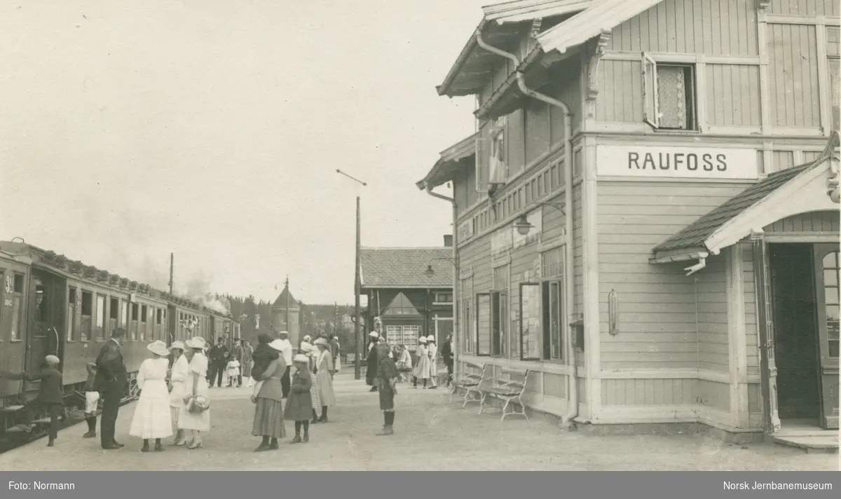 Raufoss stasjon på Gjøvikbanen med persontog retning Krstiania Ø (Oslo Ø).