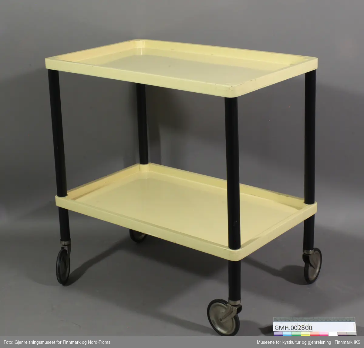 Tebordet er et lite bord på svinghjul som har to etasjer. Brettene og ben er sammenføyd gjennom skruforbindelser noe som gjør at bordet kan være flatpakket. Hjulene består av metall og svart hardgummi.