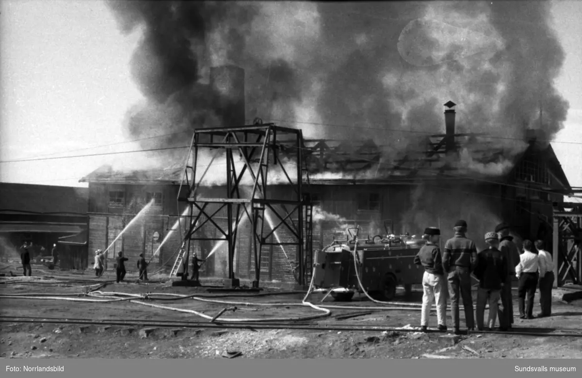 Släckningsarbete vid en brand i Söråkers massafabrik och verkstadsskola.