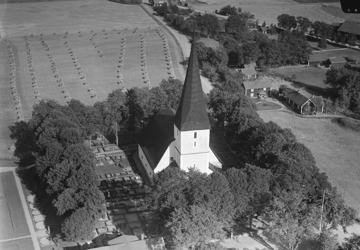 Föregångaren till nuvarande kyrka i Viby blev med tiden alltför trång för den växande församlingen. År 1774 beslutade man att tillkalla kyrkomurmästare Måns Månsson och byggmästare Petter Andersson, båda från Linköping, att uppgöra förslag till en ny kyrkobyggnad. På våren 1776 lades grunden till den nya kyrkan sedan den gamla rivits så när som på tornet. Innan året var slut stod kyrkan färdig med undantag för vissa invändiga arbeten.