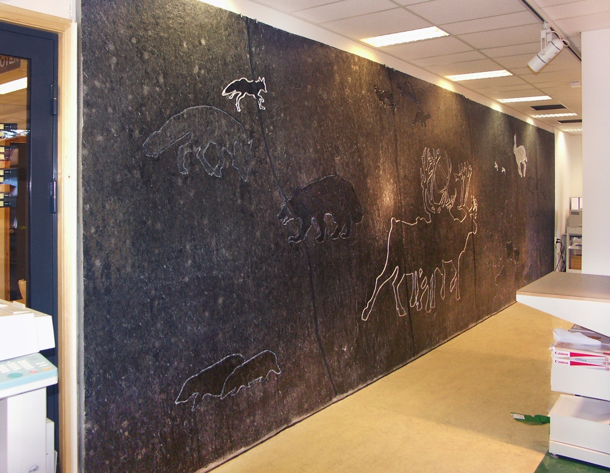 Motivet viser pattedyr fra fjell-og skogfauna i Norge.
De tre veggutsmykningene inne i bygget skal utgjøre en helhet sammen med "Stelene"