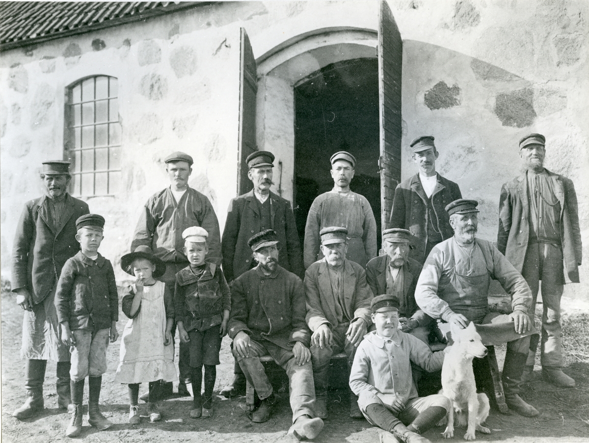 Kärrbo sn, Frösåker.
Lantarbetare vid Frösåkers gård omkring 1910.