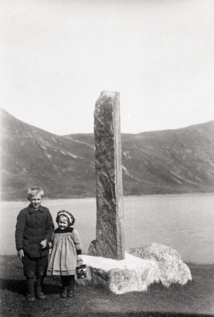 Helge og Bergliot Kvame ved Vinjebautaen ved Eidsbugarden i 1915.