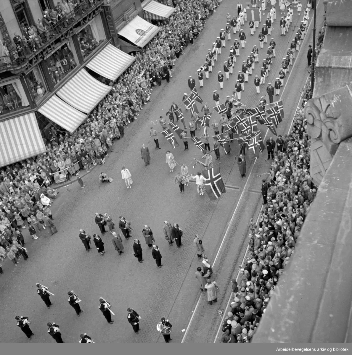 17. mai 1956. Barnetoget fotografert fra taket på Stortingsbygningen.