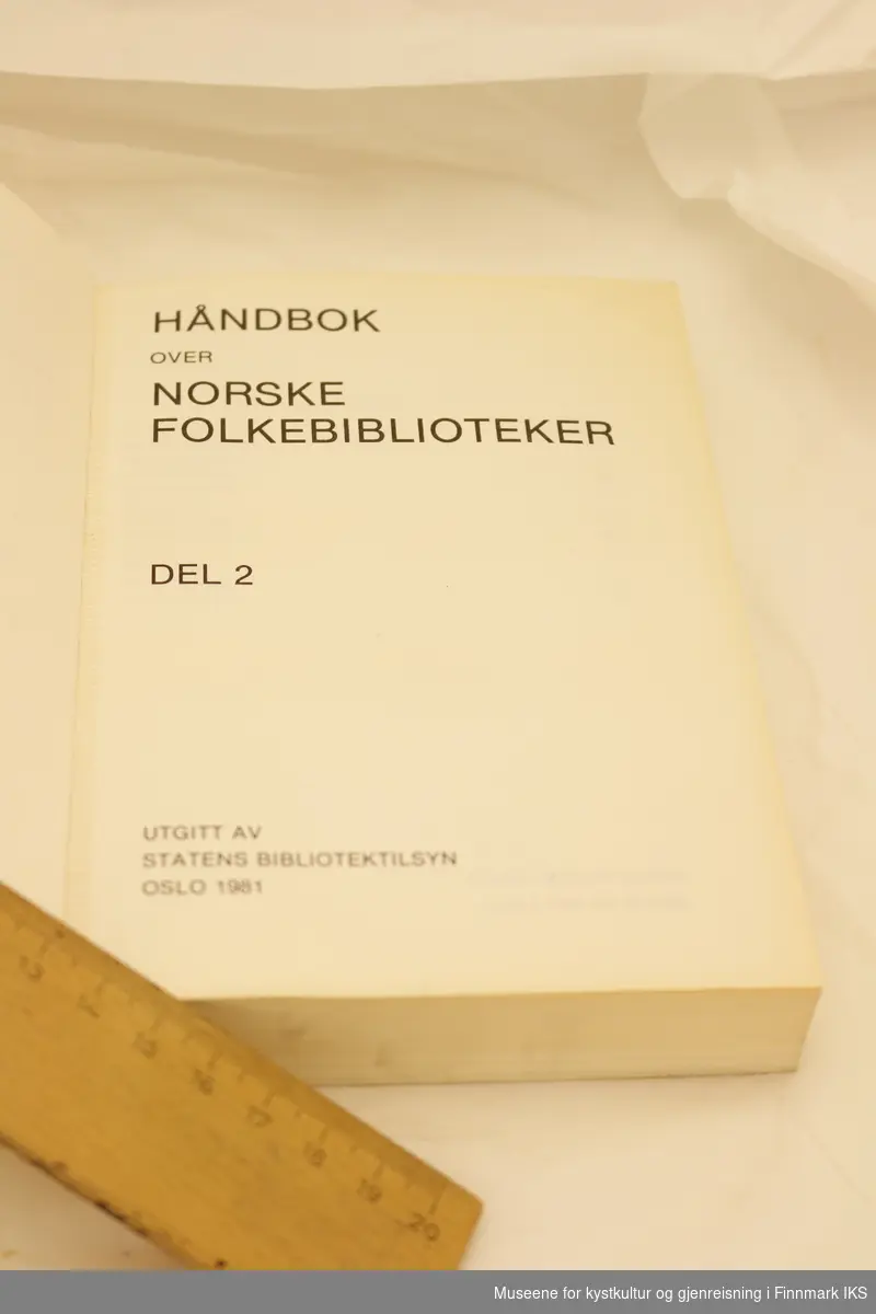 Håndbok med tittelen "HÅNDBOK OVER NORSKE FOLKEBIBLIOTEKER DEL 2". Utgitt av Statens bibliotektilsyn, Oslo 1981.