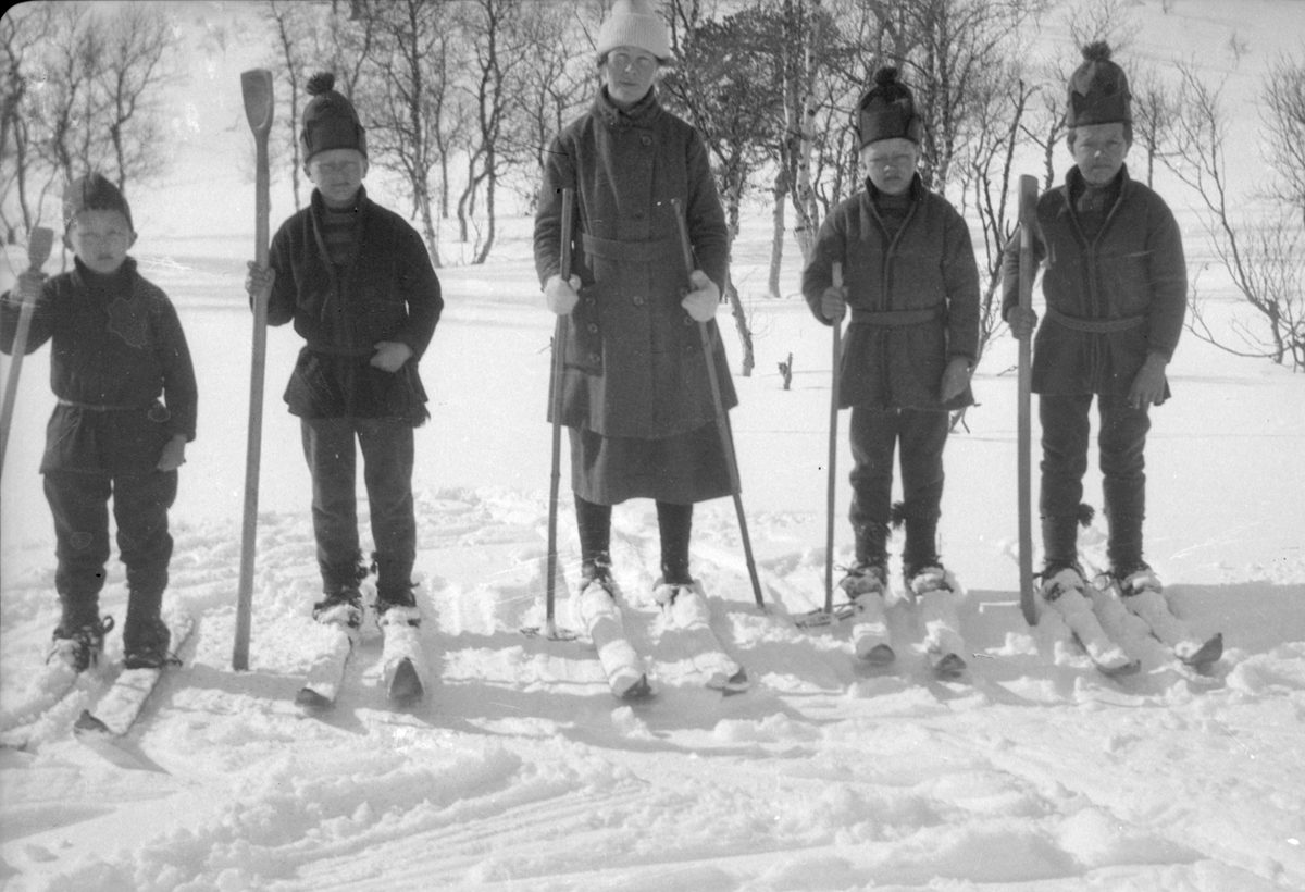 Marit Berg og fire gutter på ski.