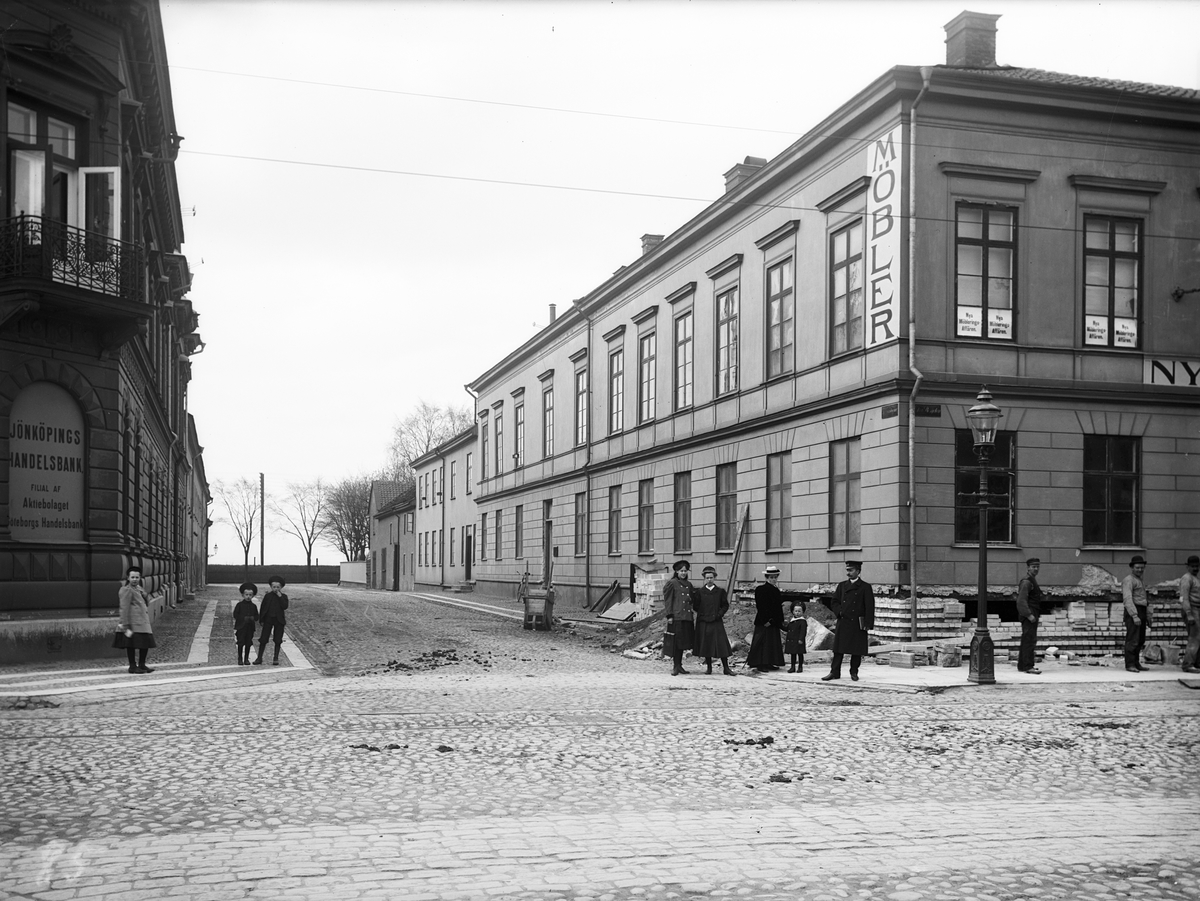 Borgmästargränd i Jönköping. Till vänster ligger Jönköpings Handelsbank som öppnades 1874 som en filial till Göteborgs Handelsbank. 1882 köpte banken Sahlströmska trädgården och lät bygga detta bankhus, som ritades av stadsbyggnadsmästare W.Witting.
