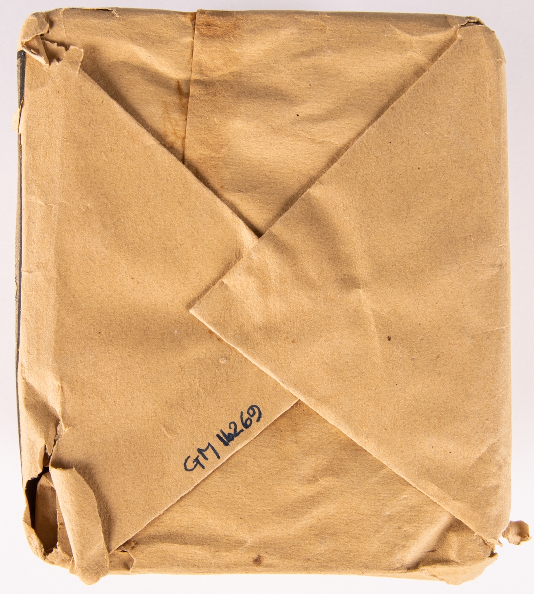 Förpackning med svavelstickor, 11x13cm.
Märkt "Gustafsbergs nya tändstickor".