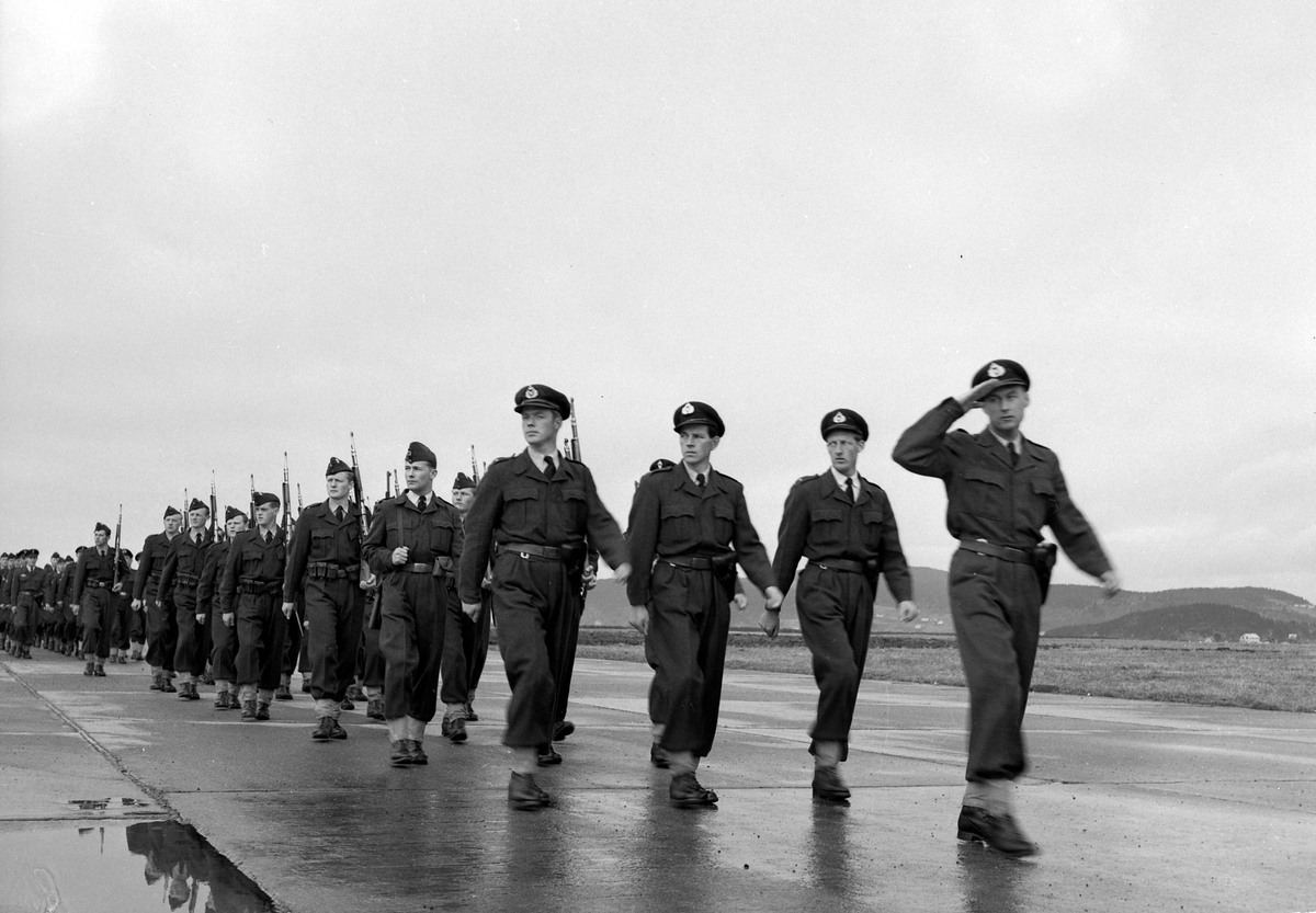 Flysoldater paraderer for general Finn Lambrechts