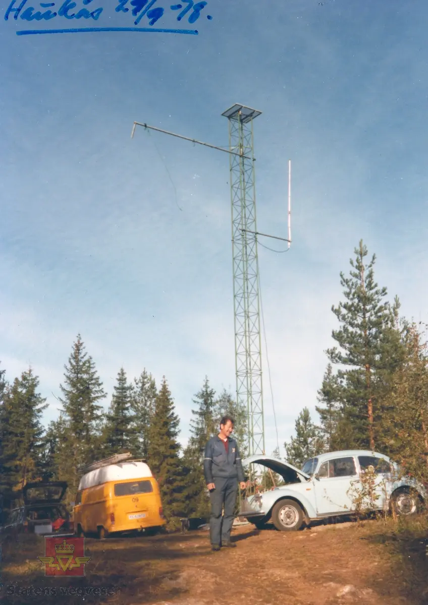 Basestasjon for VHF-radiosamband på Haukås i Drammen. Statens vegvesen etablerte fra 1960 et internt VHF-radiosamband. Dette ble videreutviklet og driftet fram mot år 2000. Da gjorde mobiltelefonen det interne sambandet overflødig. For å oppnå tilstrekkelig dekning, måtte det bygges ut et omfattende nettverk av basestasjoner. Disse ble plassert høyt i landskapet, gjerne på fjelltopper. Det var et krevende arbeid å frakte utstyr og mannskap opp. Helikopter ble tatt i bruk på de mest krevende stedene. tatt på Haukås ved Drammen (Konnerud) i sept. 1978.
