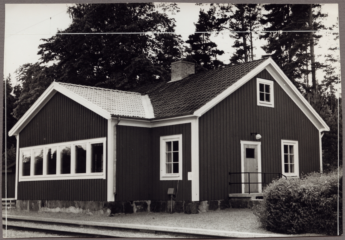 Harsjön station. Stationshuset byggdes om och användes av Trafikaktiebolaget Grängesberg - Oxelösunds Järnvägar, TGOJ som fritidsgård.