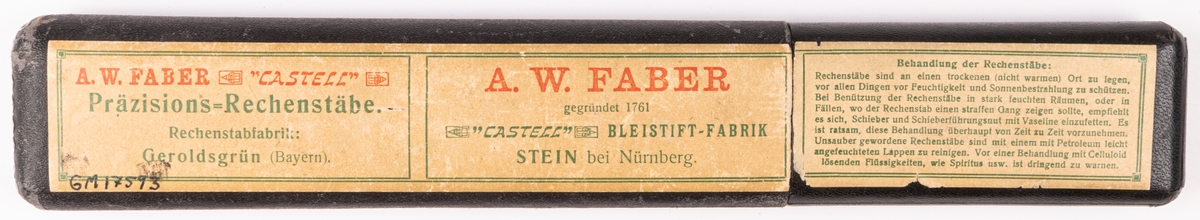 Räknesticka av lövträ med vit siffersida. Försedd med visare. Förvaras i svart läderimiterat pappetui med text.
Från firman A.W Faber i Nurnberg.
Längd 28cm, B 3cm. Etui L 29cm.