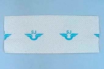 70 pappershanddukar av lätt våfflat vitt papper med SJ:s logga i blått upprepat i en rad på mitten.