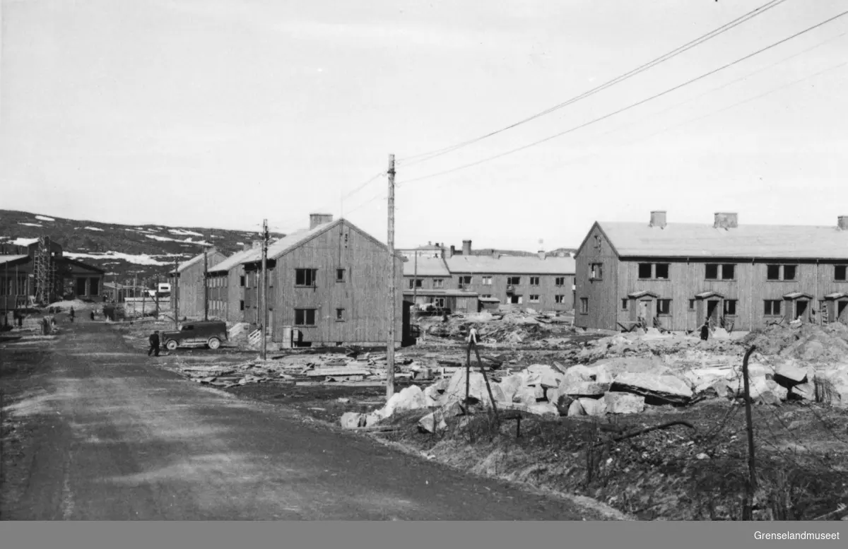 Kirkenes under gjenreisninga, mai 1948. A/S Sydvarangers nye boligblokker i Kvartal 1, Carl Lunds gate og Storgata.