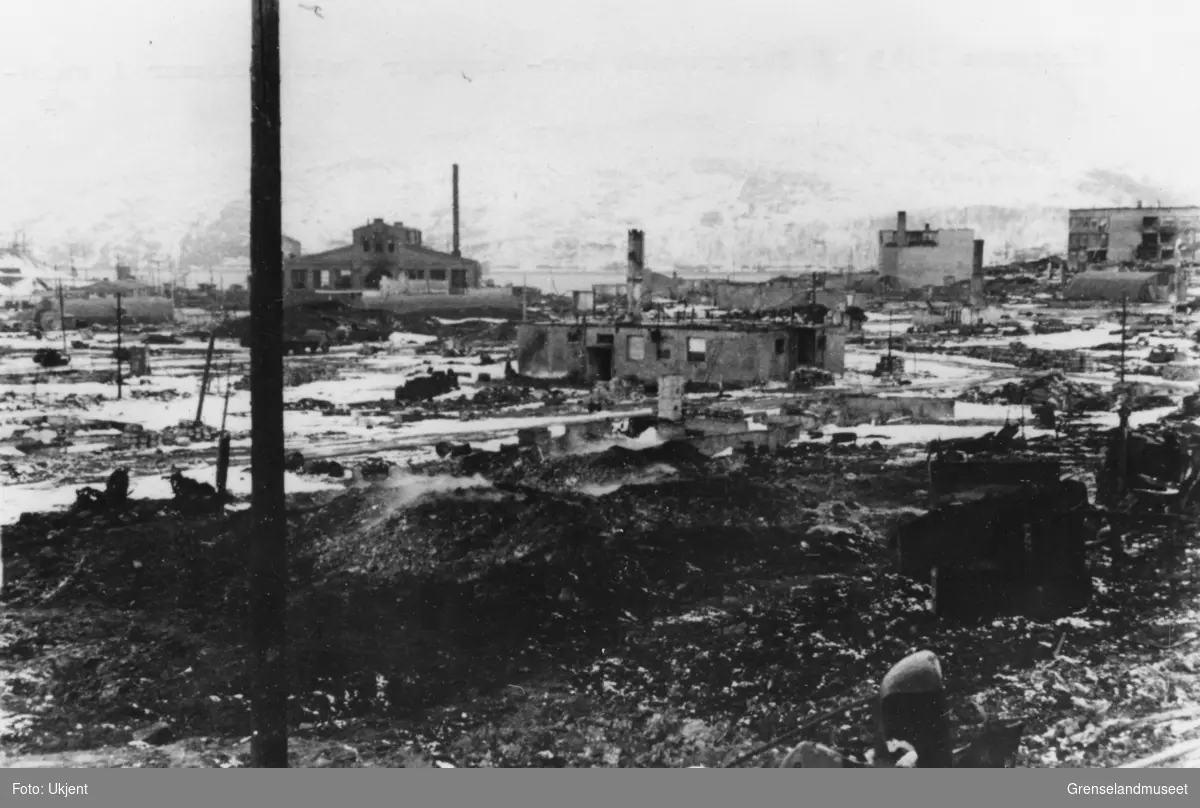 Kirkenes 1945. I forgrunnen Sør-Varanger Politikammer i ruiner, dampsentralen i bakgrunnen og betongskolen som skal omgjøres til sykehus oppe til høyre.