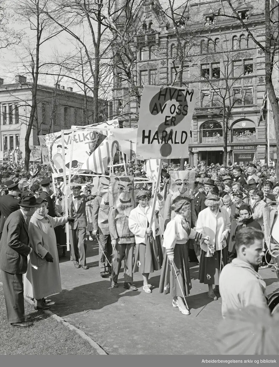 Russetoget. Russefeiring. Plakat med teksten: Hvem av oss er Harald? 17. mai 1955.