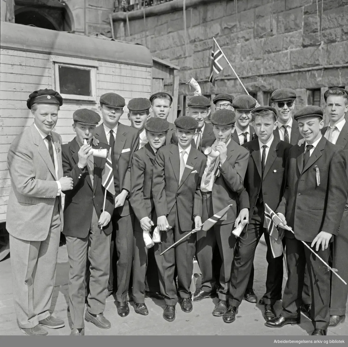 Gruppebilde av unge menn med like hatter. 17. mai 1960.