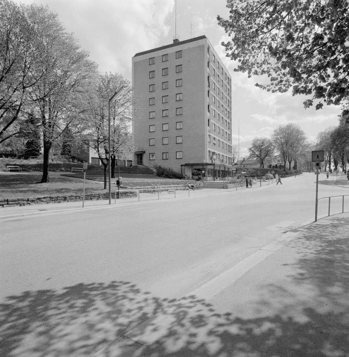 Parti av Mjölby en vårdag 1961. Mjölbys första höghus uppfördes 1955 av stiftelsen Svartåstaden. Utöver 22 bostadslägenheter inrymde byggnaden vid tiden även folktandvård och stadens polisstation.