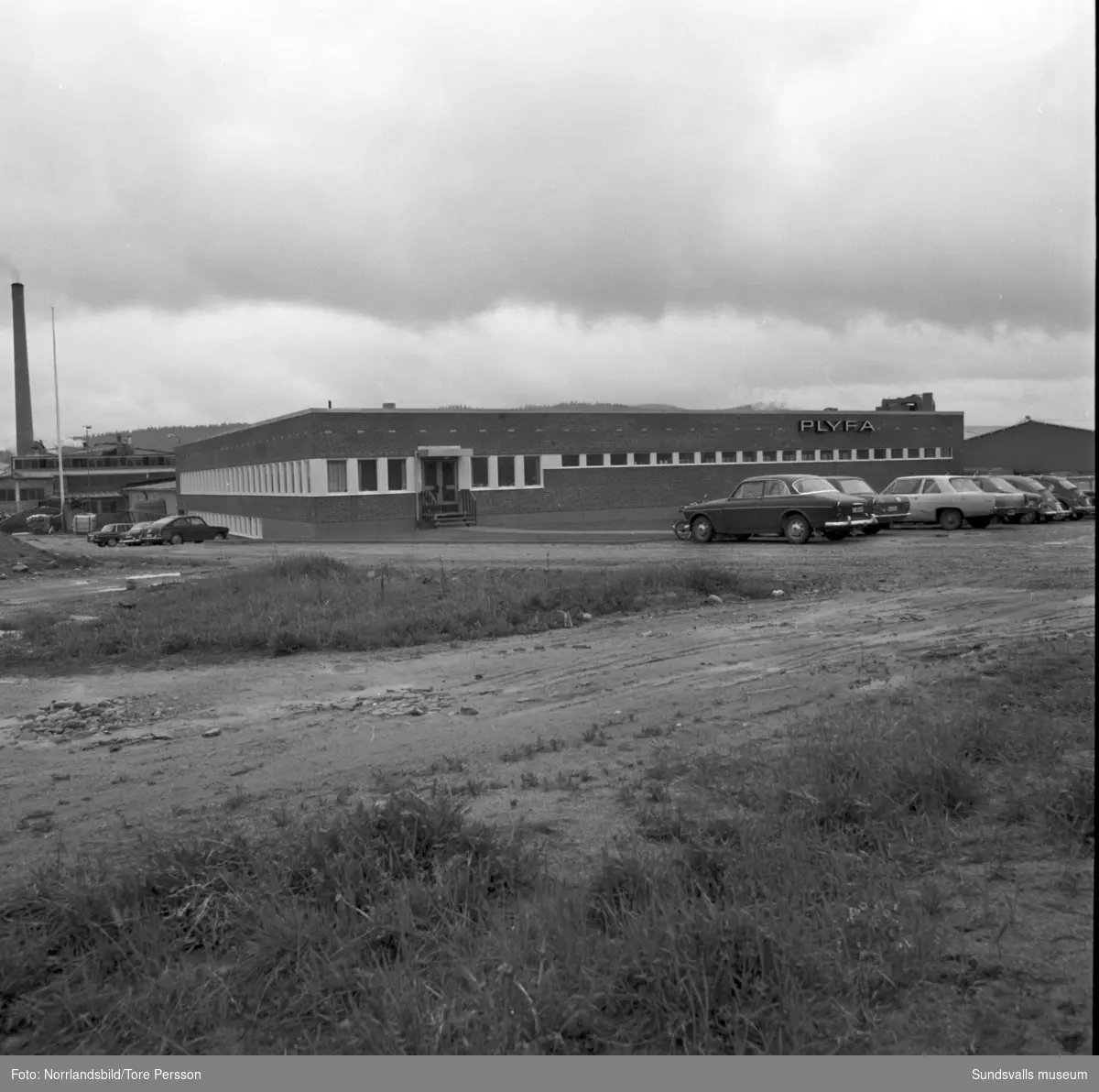 Plyfa-fabriken i Hassela, exteriör- och interiörbilder från verksamheten.