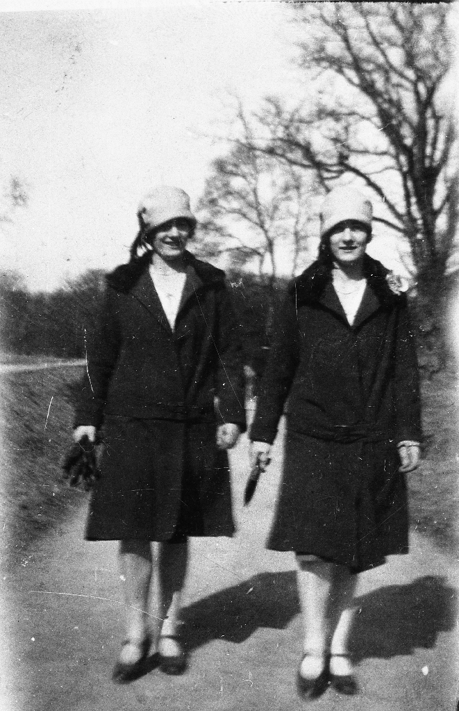 Søstrene Elisabeth Tunheim t. v. (1899 - ) og Bergit Tunheim (1902 - ) i søndagsklær.