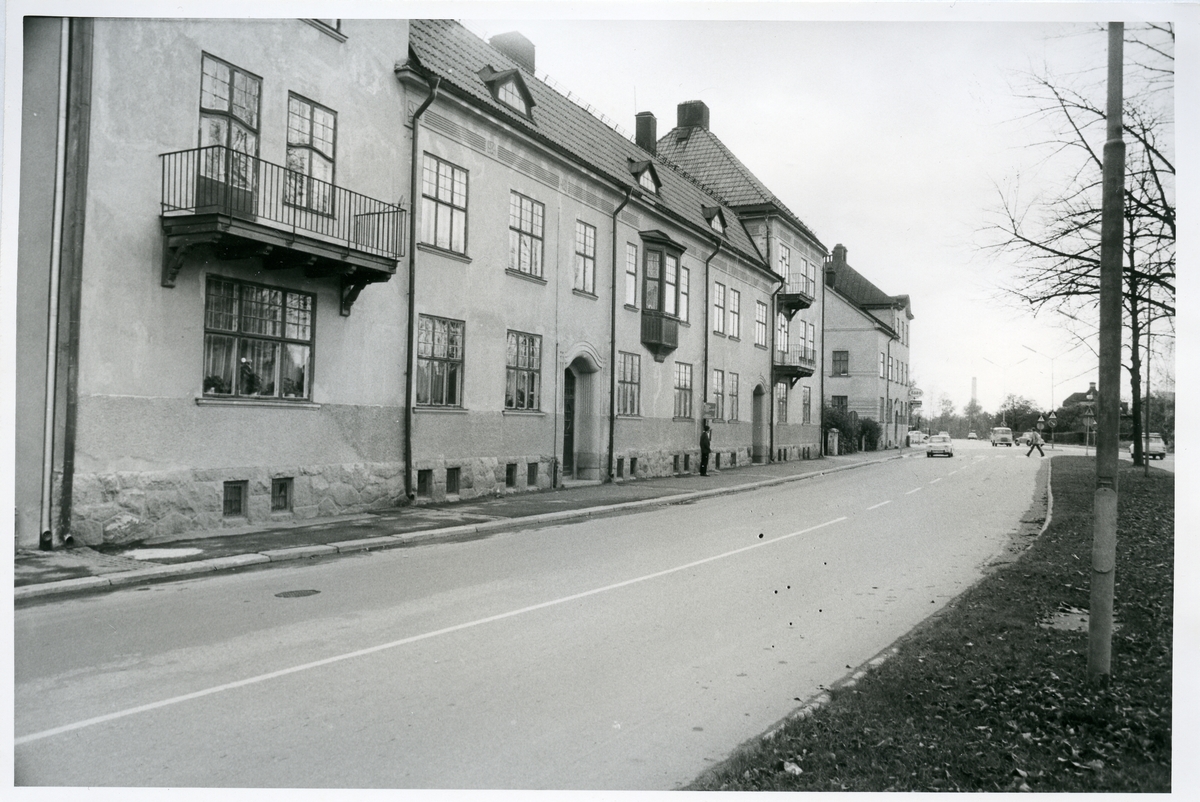 Vasastaden.
Stora gatan 71, 1975.
Bostadshus med balkong och burspråk.

Kv.