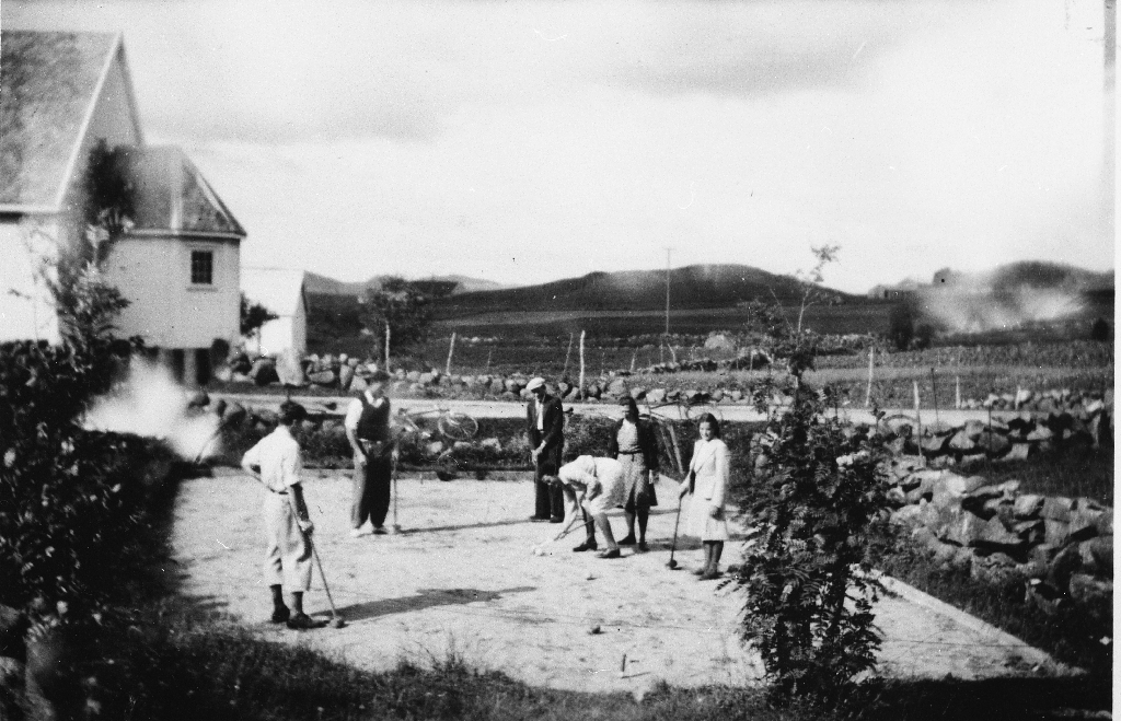 Krokketspel på vestsida av kapellet på Undheim i 1941.
