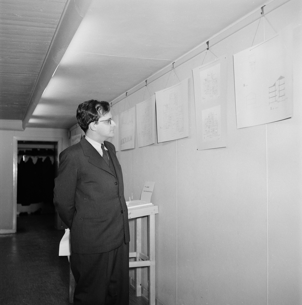 Redaktör Lars Grafström i konsthallen, Uppsala 1952