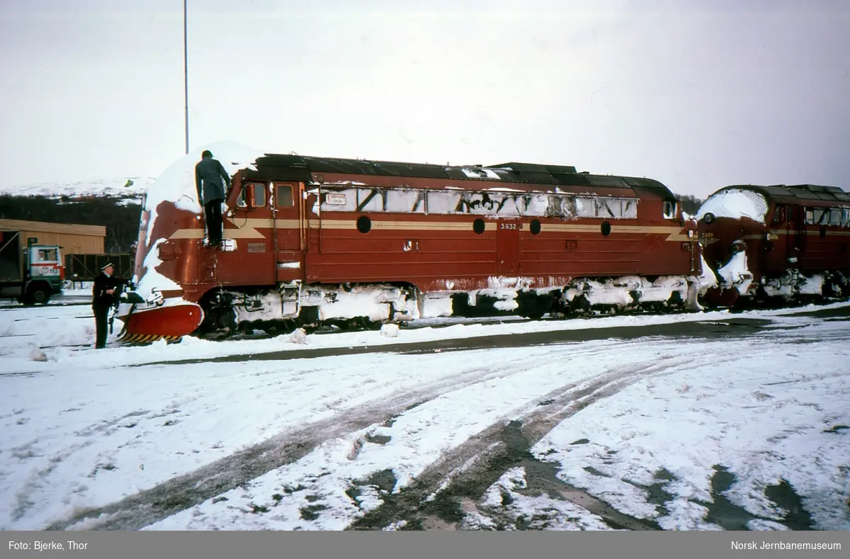 Diesellokomotivene Di 3 632 og 619 foran dagtog 451 på Fauske stasjon