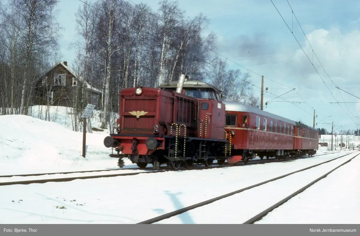 Diesellokomotiv Di 2 844 med persontog 285 Eina-Fagernes kjører ut fra Eina stasjon