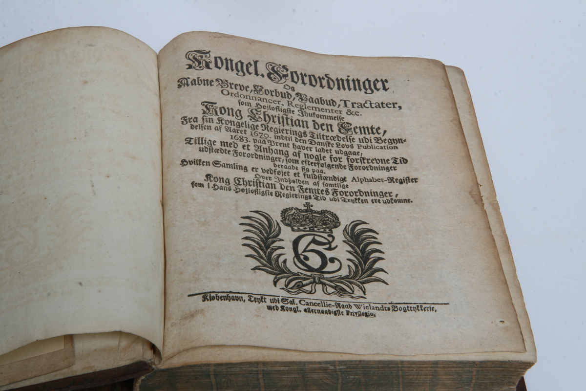 Innbundet i skinn med gulltrykk. "Kongel. Forordninger og Aabne Breve" 1670-1683. København u.å.