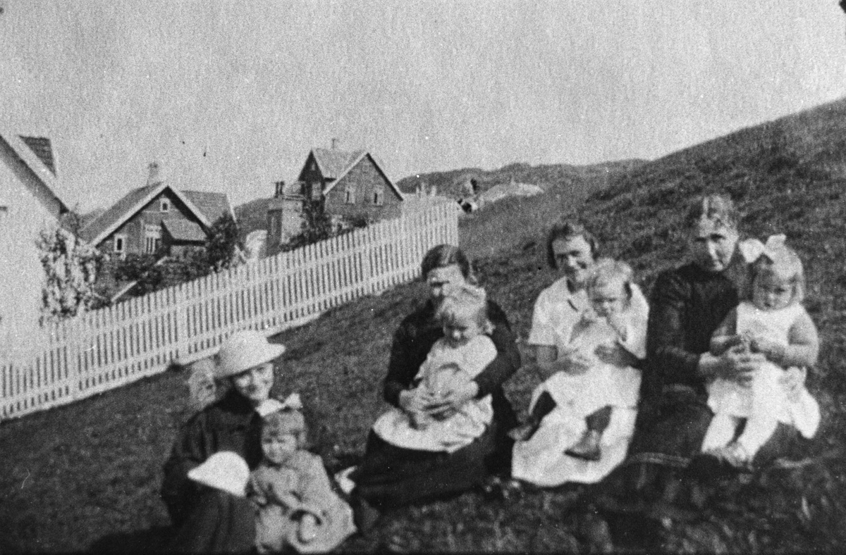 Egersund - Barn og mødre sitter i bakken ved Mortens gate