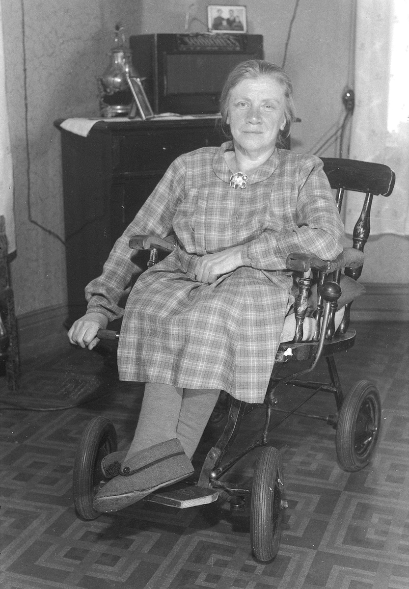 Helga Gravås i sin rullestol